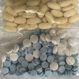 Hvite avlange Hydrokodon Vicodin 10mg/325mg tabletter i originalemballasje for sikker levering i Norge.